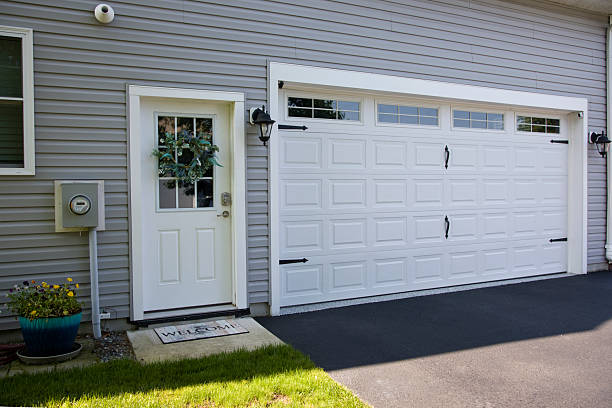 24/7 Emergency Garage Door Panel Replacement experts in East Bronson, FL